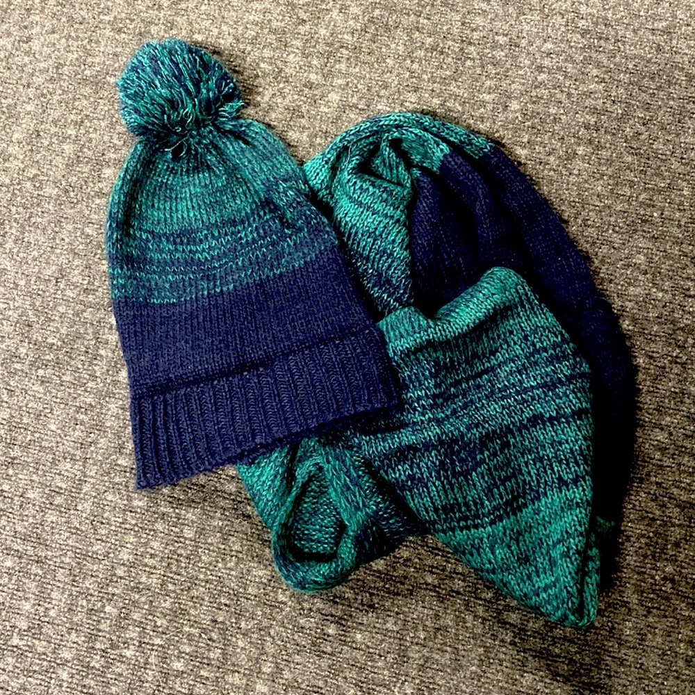 Jessica simpson bonnet and scarf set